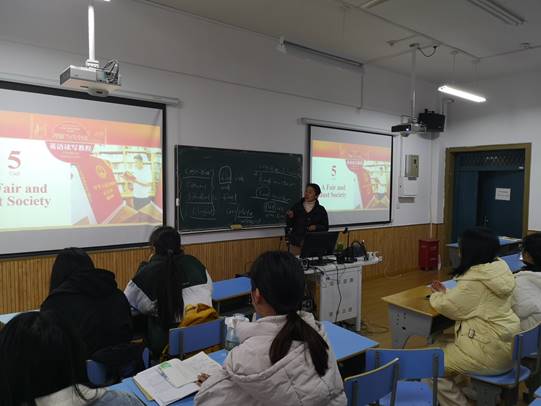 说明: C:\Users\Lenovo\Desktop\海角社区
宪法宣传周活动材料\法治教育进课堂总结、照片\英语系法治教育进课堂\朱晓丽.jpg